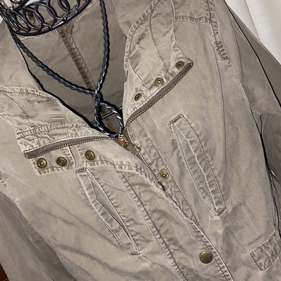 GU Stressed jacket size medium olive green how and right elbow sleeve raveled - Picture 2 of 7